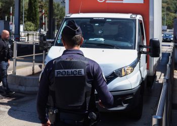 Refus d’obtempérer : trois policiers blessés, dont un grièvement, dans les Bouches-du-Rhône