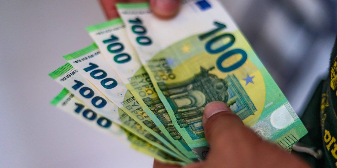 Transferts d’argent vers l’étranger : un coût caché de l’immigration évalué à 10 milliards d’euros par an