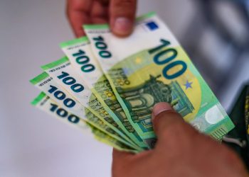 Transferts d’argent vers l’étranger : un coût caché de l’immigration évalué à 10 milliards d’euros par an