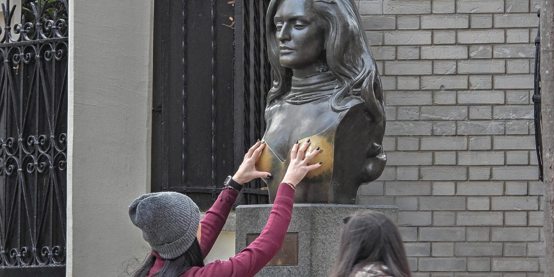 «Banalisation du contact non consenti» : Les Écologistes se mobilisent contre l’agression sexuelle d’une statue