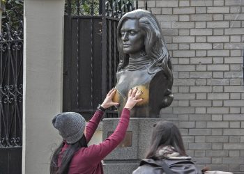 «Banalisation du contact non consenti» : Les Écologistes se mobilisent contre l’agression sexuelle d’une statue