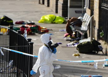 Attaque au couteau dans un train en Angleterre : le suspect aurait poignardé un adolescent la veille du drame