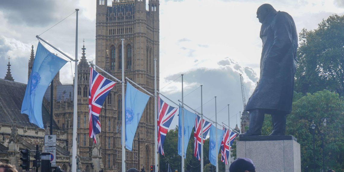 Royaume-Uni : le Parlement dévoile une affiche avec une jeune femme voilée et suscite un tollé