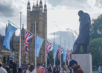 Royaume-Uni : le Parlement dévoile une affiche avec une jeune femme voilée et suscite un tollé