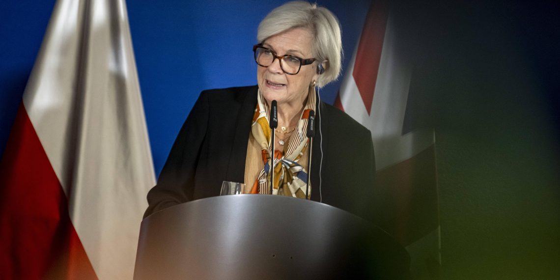 «Des propos sortis de leur contexte» : Catherine Vautrin vole au secours du général Mandon après la polémique