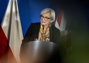 «Des propos sortis de leur contexte» : Catherine Vautrin vole au secours du général Mandon après la polémique