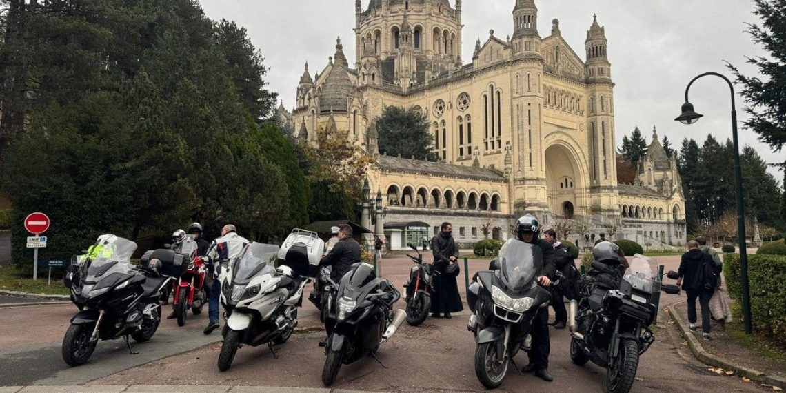 Les reliques de Sainte-Thérèse de Lisieux escortées par des motards jusqu’à Paris pour le congrès Mission