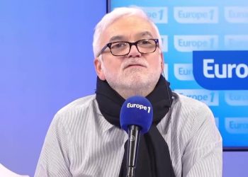 «Je vais le sortir avec un coup de pied au cul» : Gérard Carreyrou raconte son étonnante rencontre avec Jacques Chirac