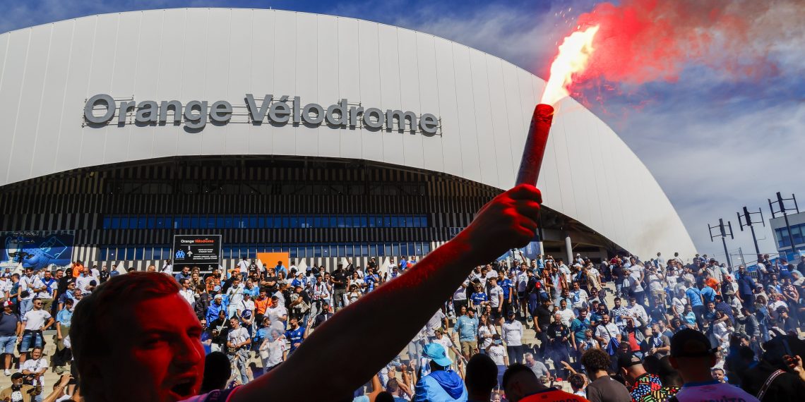 Un homme activement recherché par la police pour avoir fait l’amour dans les toilettes du Stade Vélodrome !