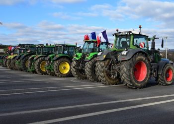DIRECT – 350 tracteurs envahissent Paris !
