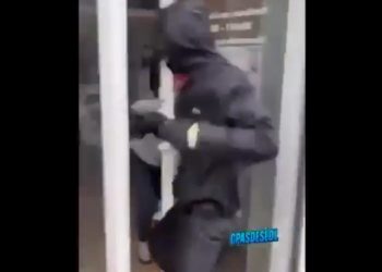 VIDEO CHOC – Un homme jette une grenade dans un institut de beauté à Grenoble et diffuse la vidéo !